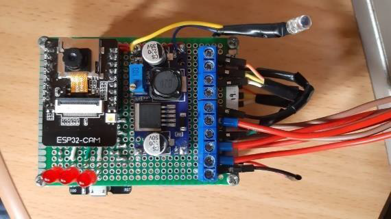 Board ESP32-CAM QR Reader terpasang dalam box